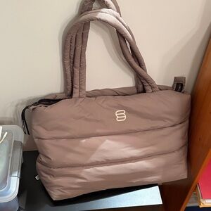 Aritzia super puff tote bag